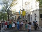 У Львові одягнули памятники у форму збірної України