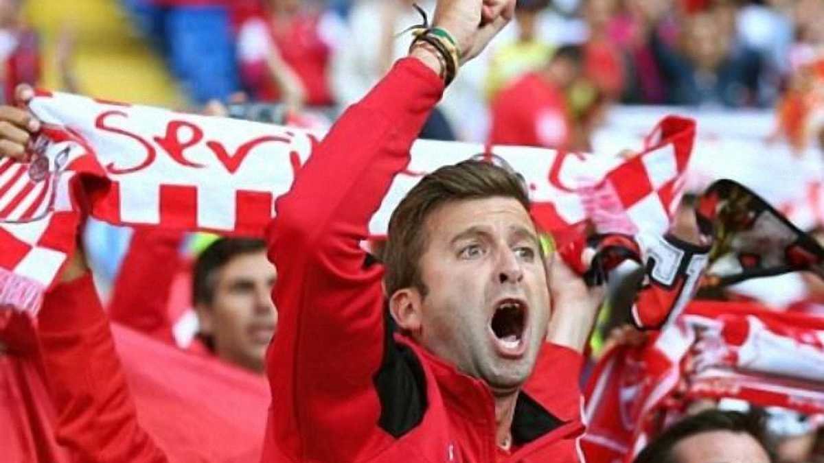 Польские ультрас на трассе в Варшаву ограбили фанатов "Севильи"