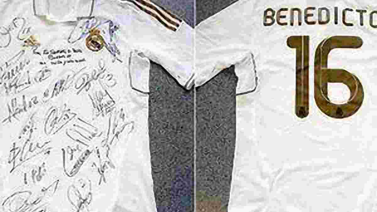Папа Римський отримав футболку "Реалу" з №16 і підписами футболістів