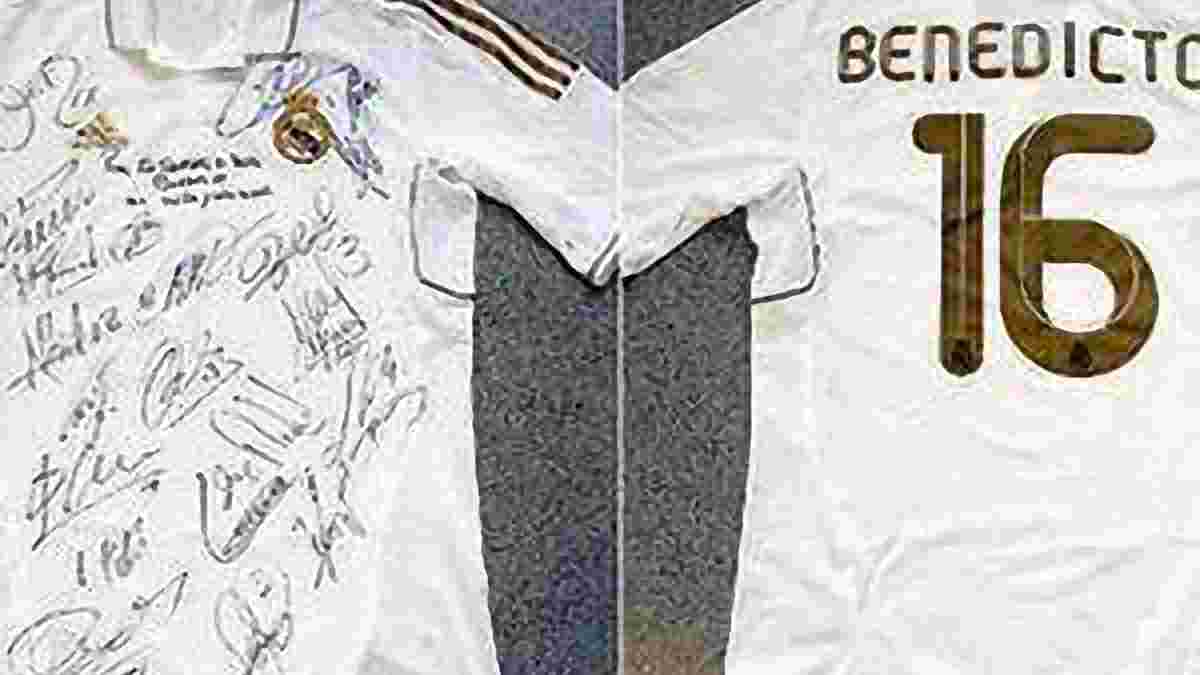 Папа Римский получил футболку "Реала" с № 16 и подписями футболистов
