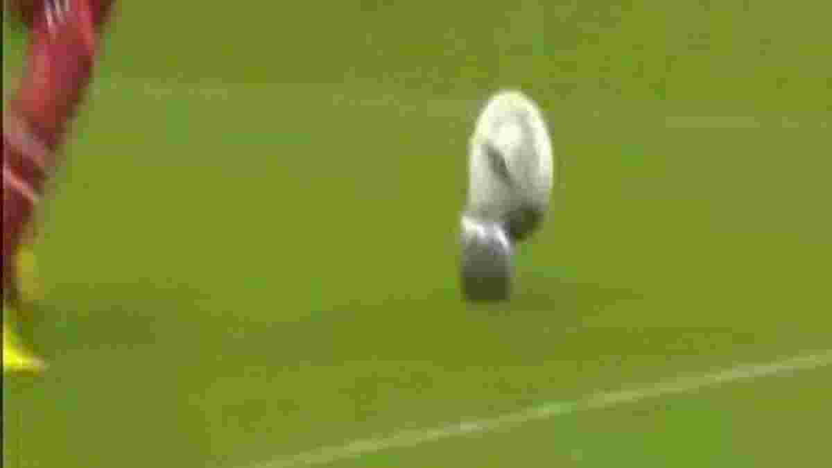 Чому офіційний м'яч Євро-2012 не витримав удару Ван Бюйтена. ВІДЕО