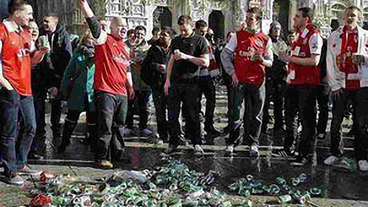 Як у Мілані фани "Арсенала" в поліцію пляшками кидали. ВІДЕО