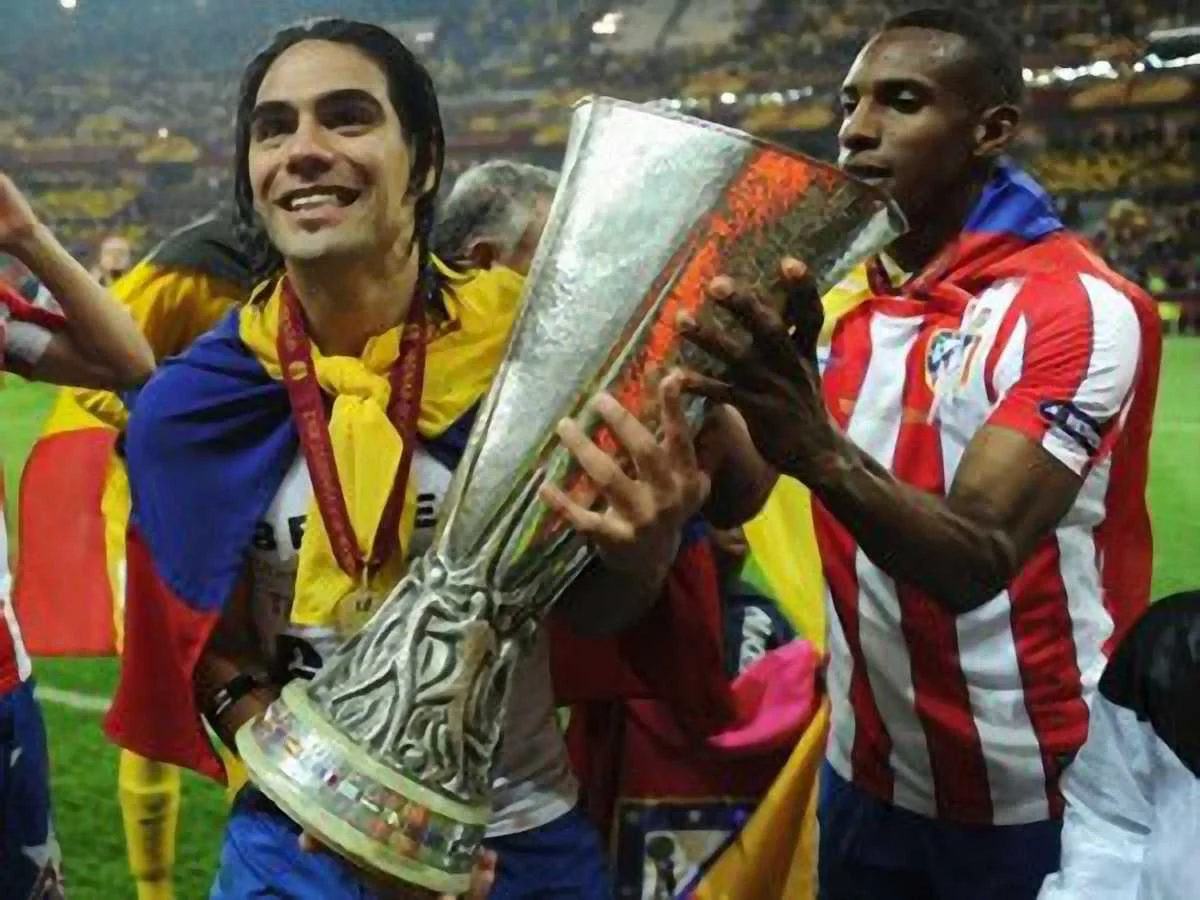 Фото до новини: "Фалькао везе кубок Нептуну». Перші шпальти іспанських газет після фіналу Ліги Європи