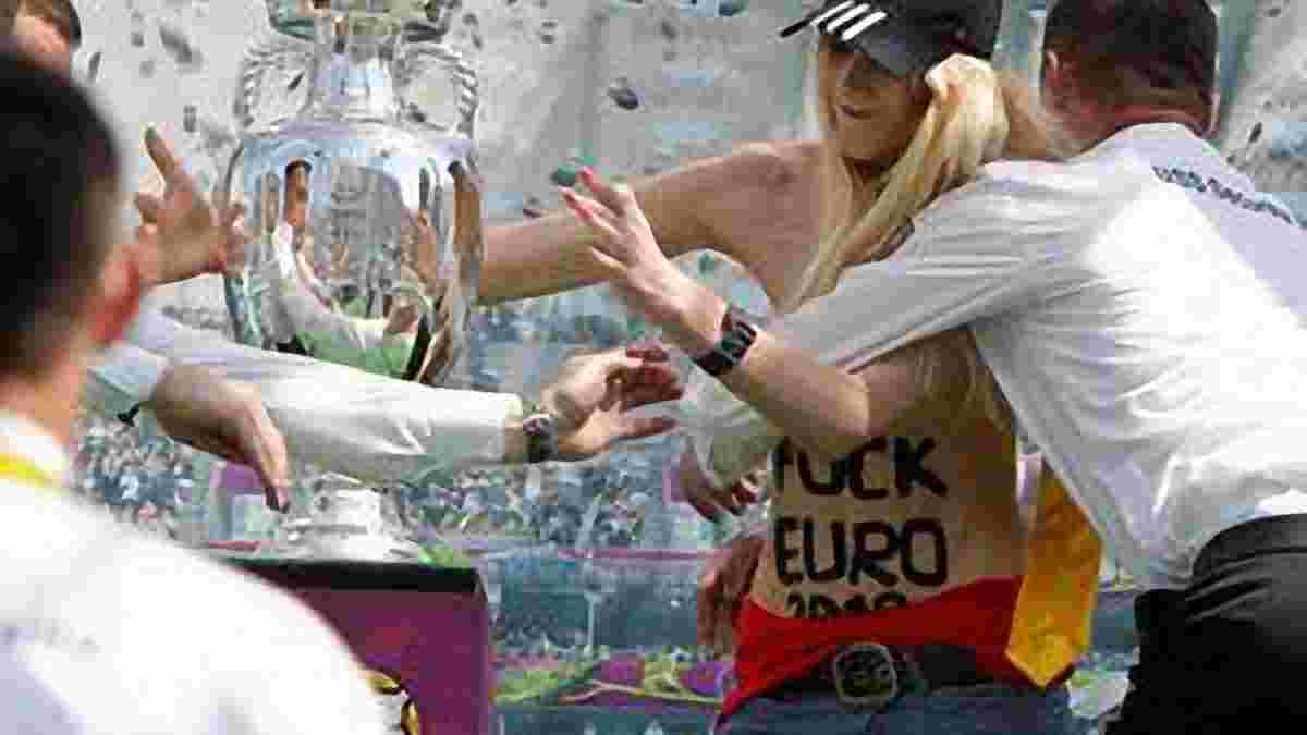 Активистка FEMEN опрокинула Кубок-2012. ФОТО. ВИДЕО