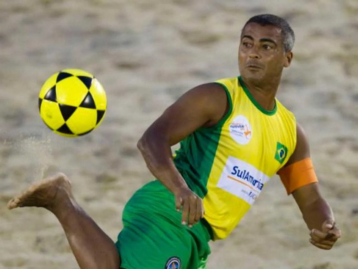 Легенда бразильського футболу Ромаріо показує майстерність і на пляжному майданчику