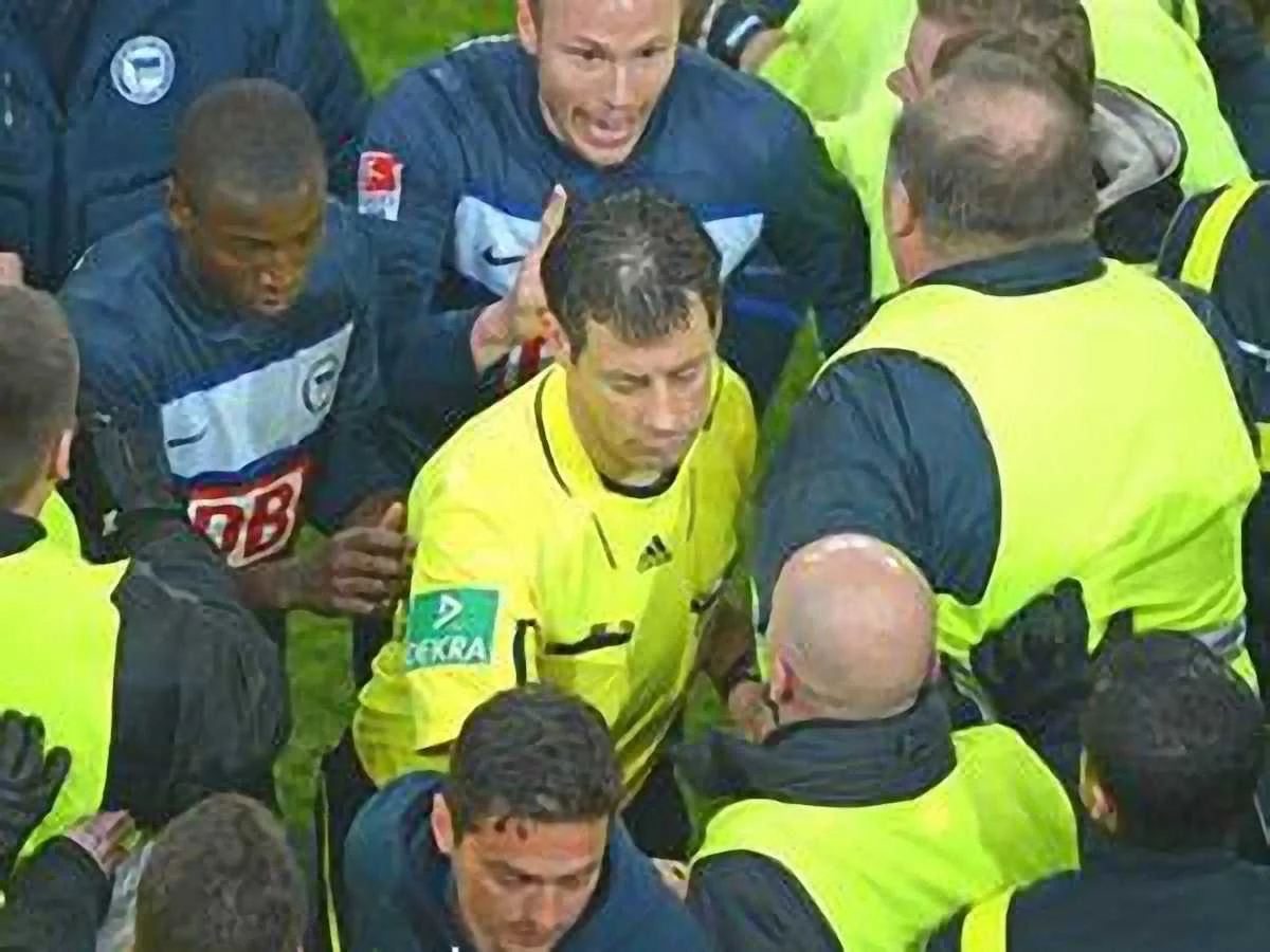 Игроки "Герты" "провожают" Штарка