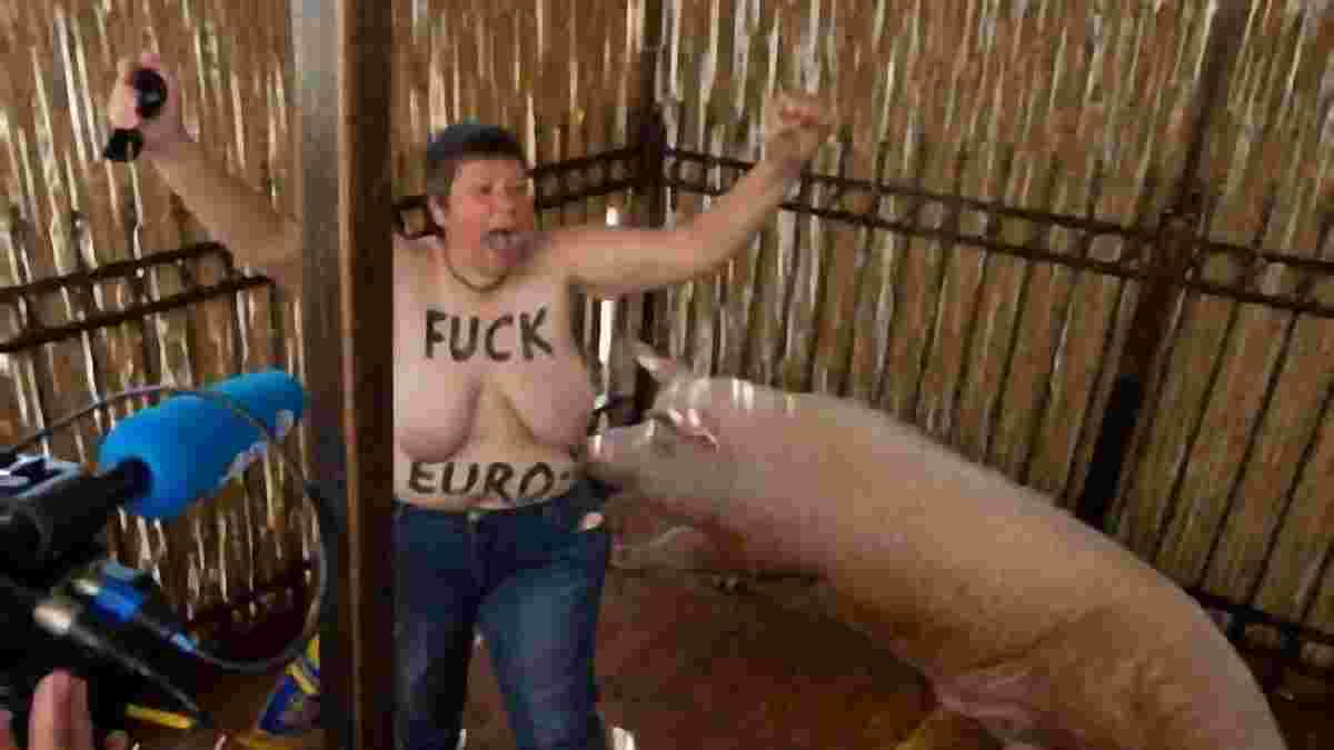 FEMEN подложили свинью Мишелю Платини. ФОТО