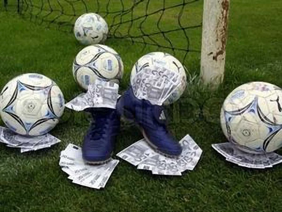 Фото до новини: 10 найдорожчих трансферів літа: Ван Персі лише сьомий. ФОТО