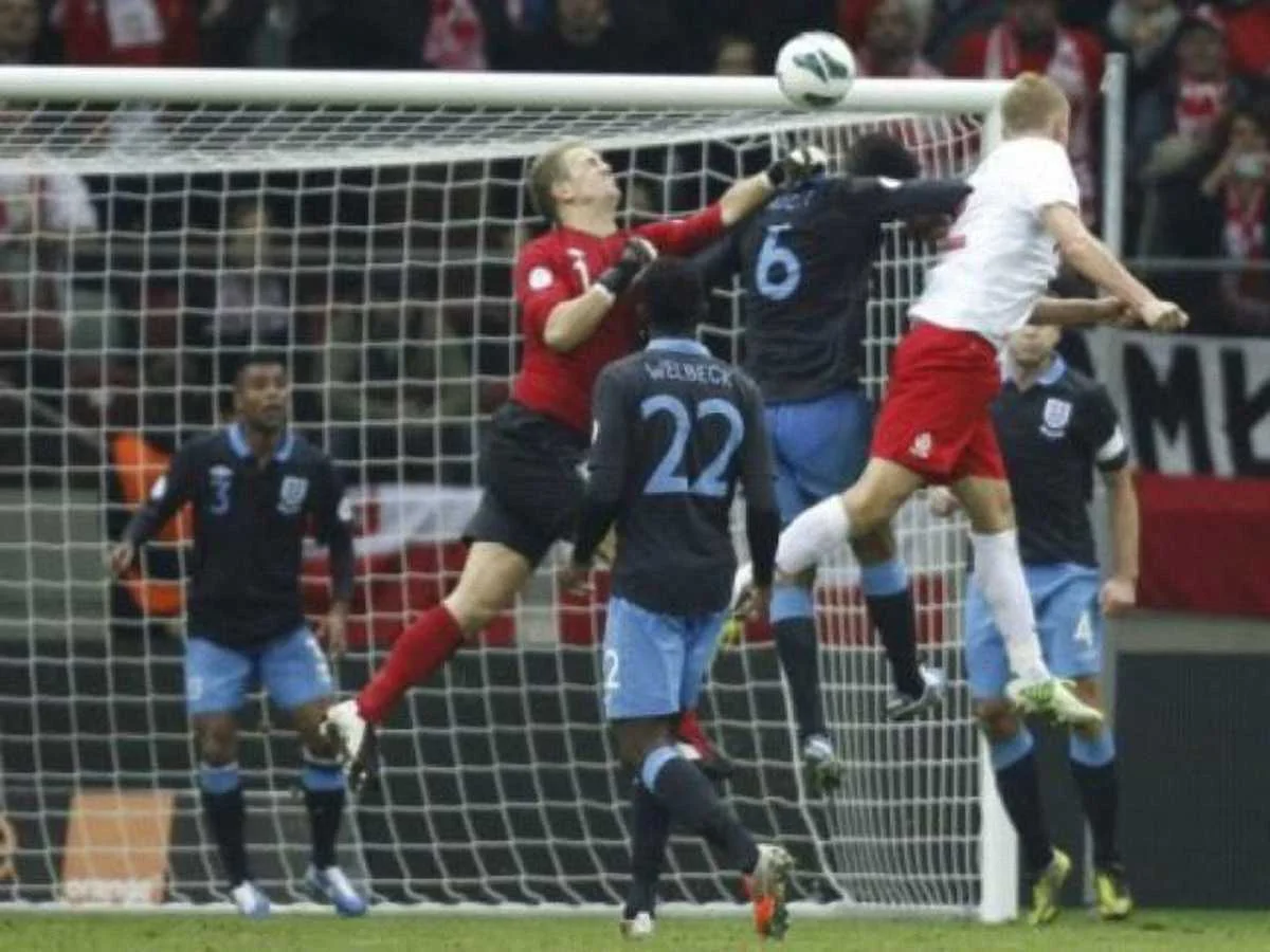 Каміл Глік випереджає Джо Харта і кладе м'яч у сітку