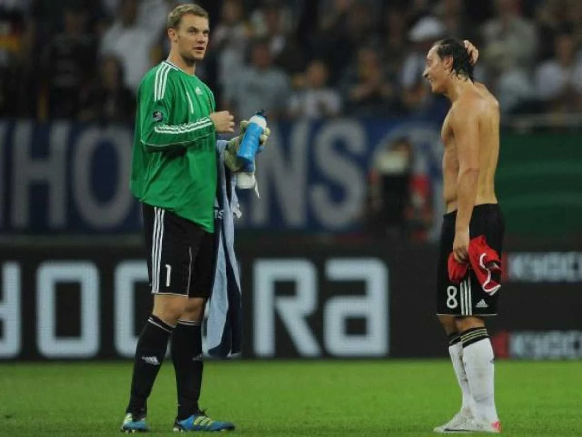 Мануэль Нойер рассказывает Месуту Озилу, как надо играть в полузащите