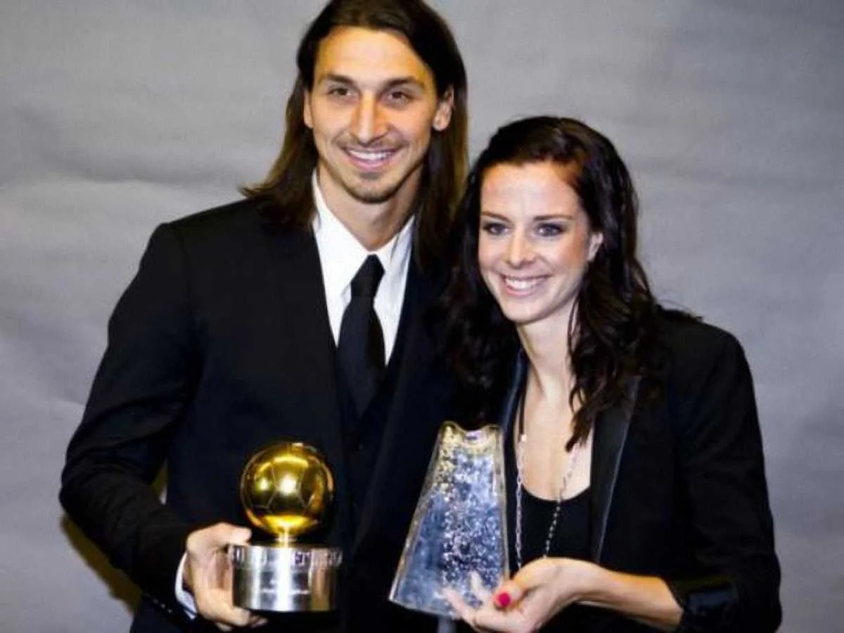 Златан Ибрагимович и Лотта с наградами лучшим футболист (к) ам