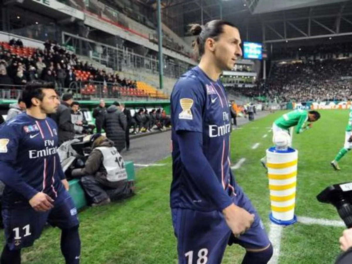 Златан Ибрагимович идет первым, за ним обидчик "Динамо" Лавесси