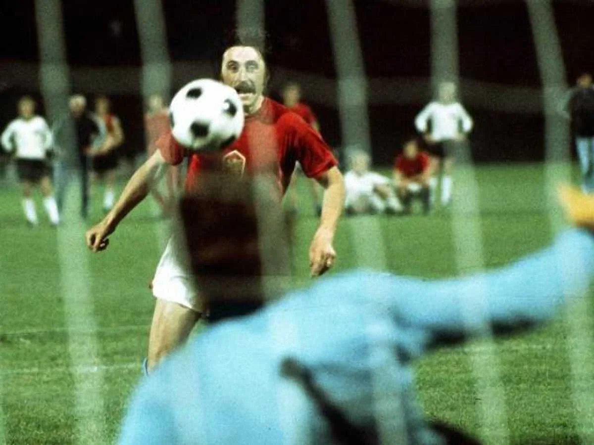 Антонін Панєнка виконує легендарний удар з пенальті, який згодом називатимуть його іменем