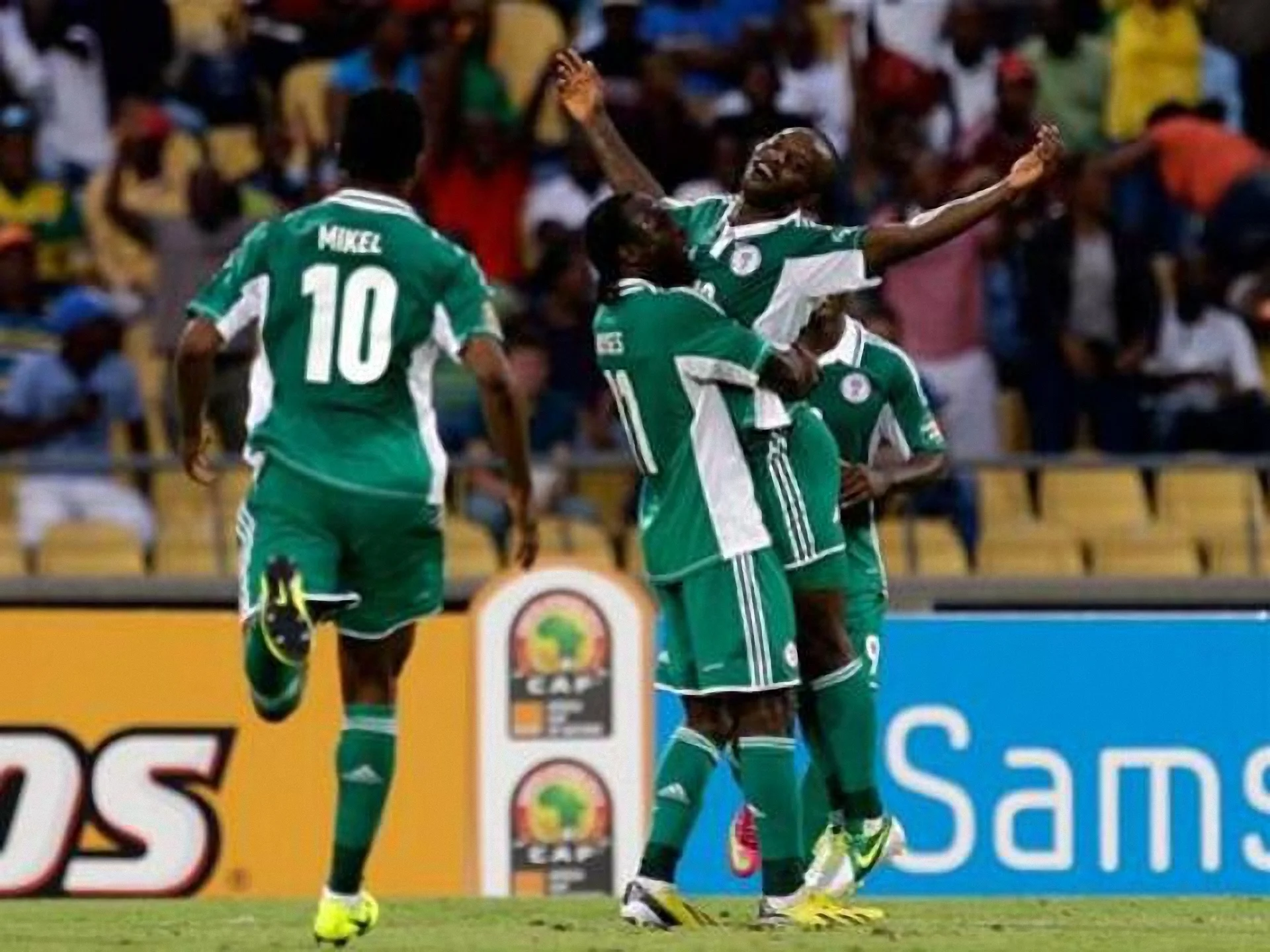 Нігерійці вітають Сандея Мба - "недільний" приніс перемогу у неділю