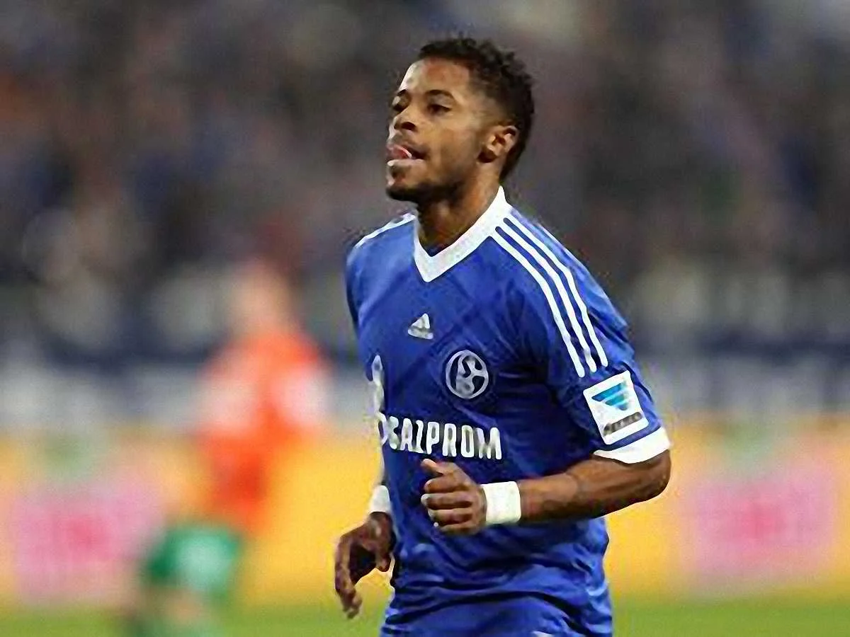 Новачок "Шальке" Мічел Бастос - на почесній другій сходинці