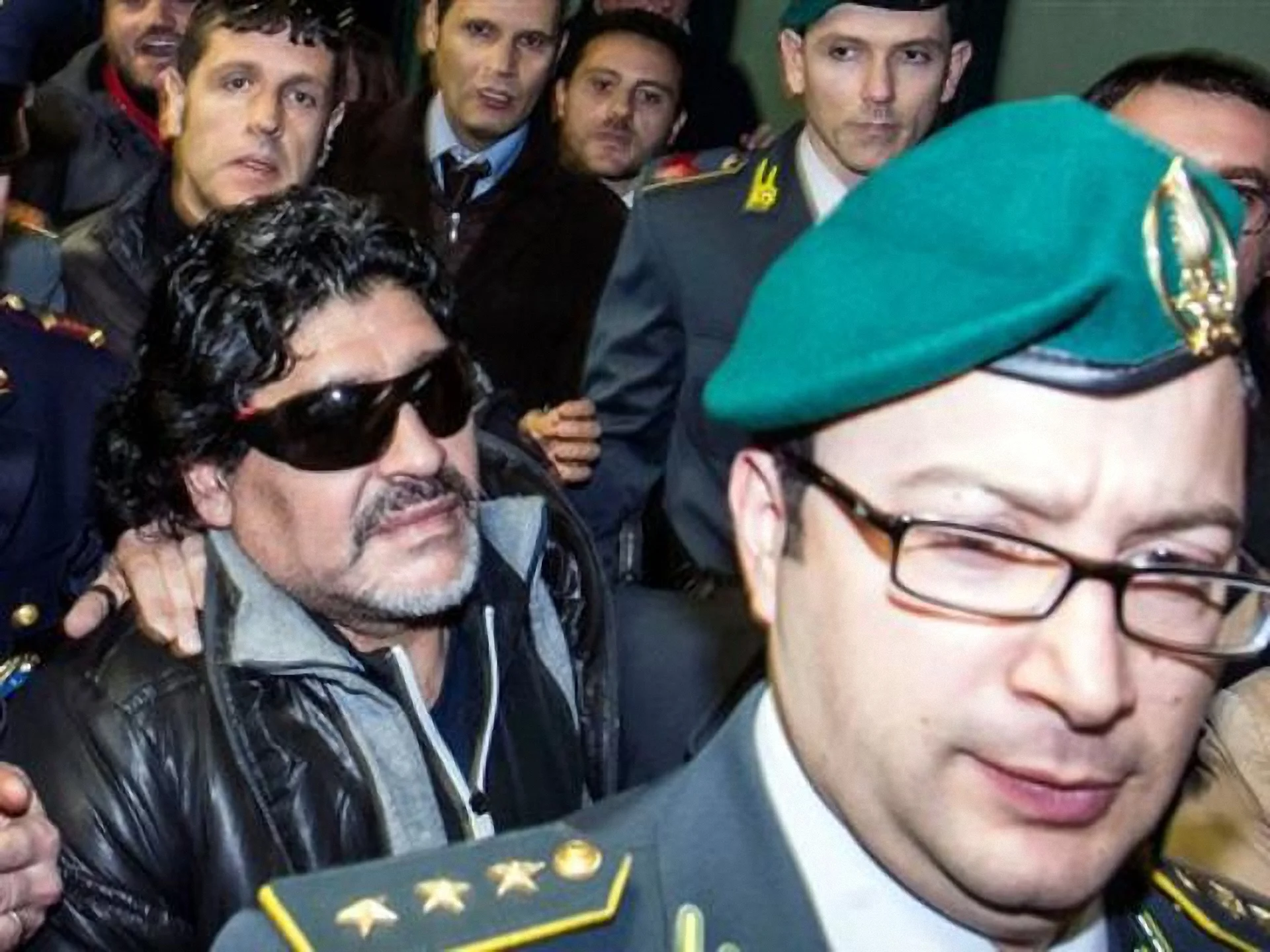 Марадону прихватили сразу по прибытии