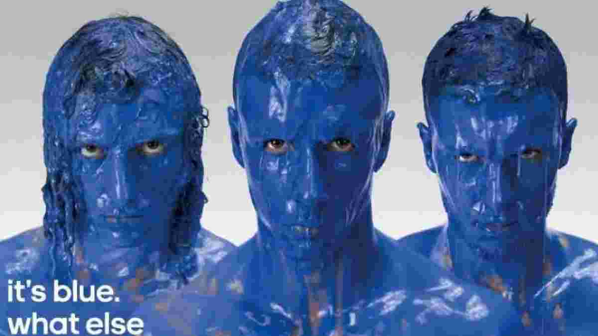 Оголених футболістів "Челсі" облили синьою фарбою