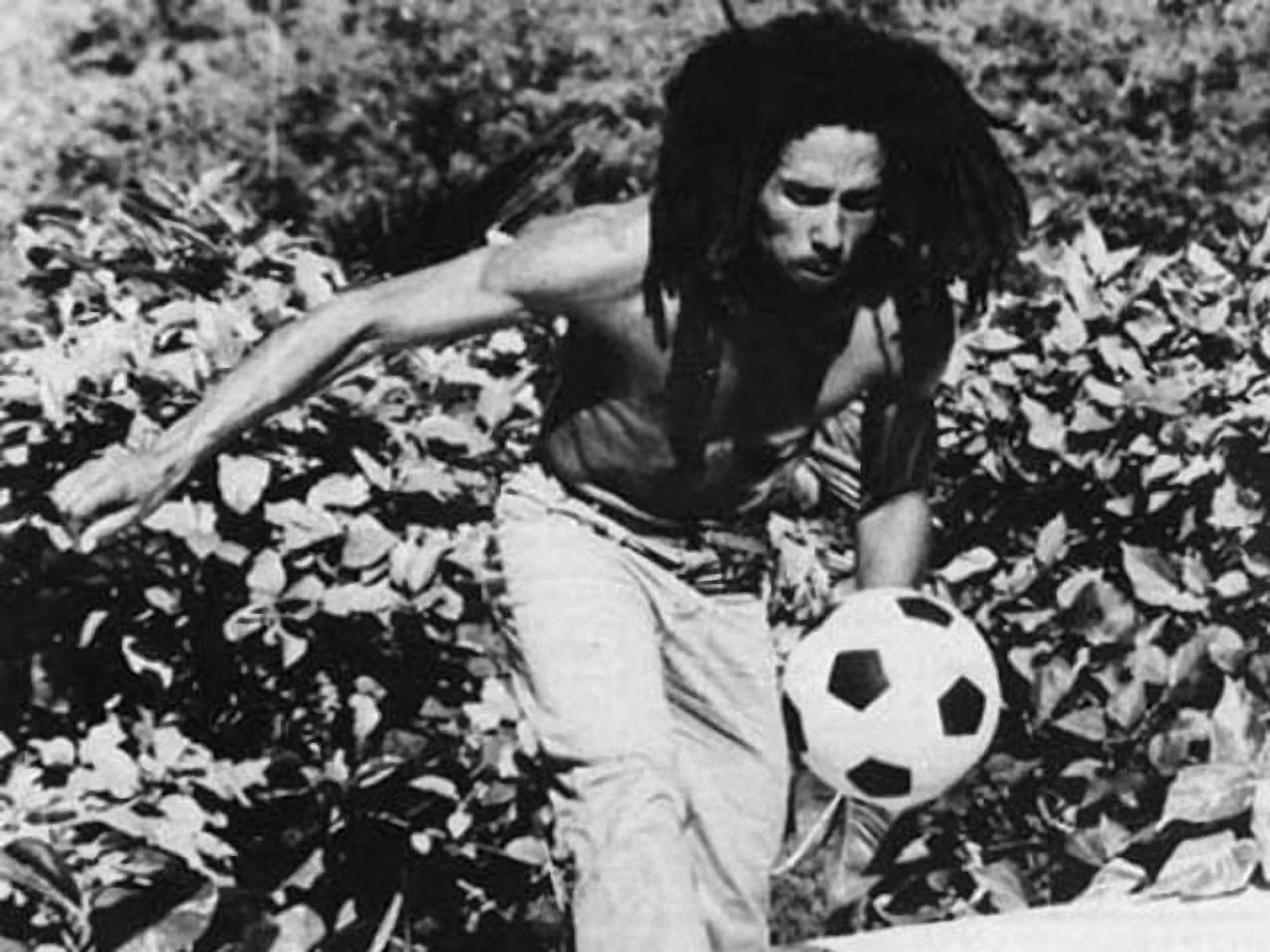 Боб Марлі демонструє техніку. Все по-справжньому - не як Мессі на відомому мемі