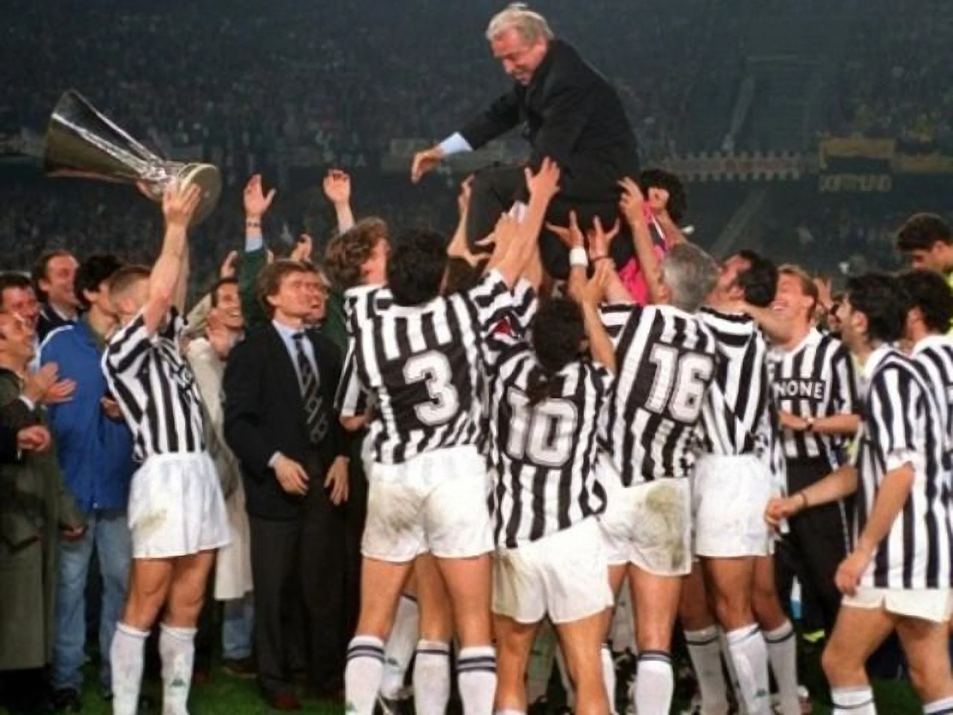 "Юве" качает в воздухе тренера Трапатони и Кубок УЕФА-1993