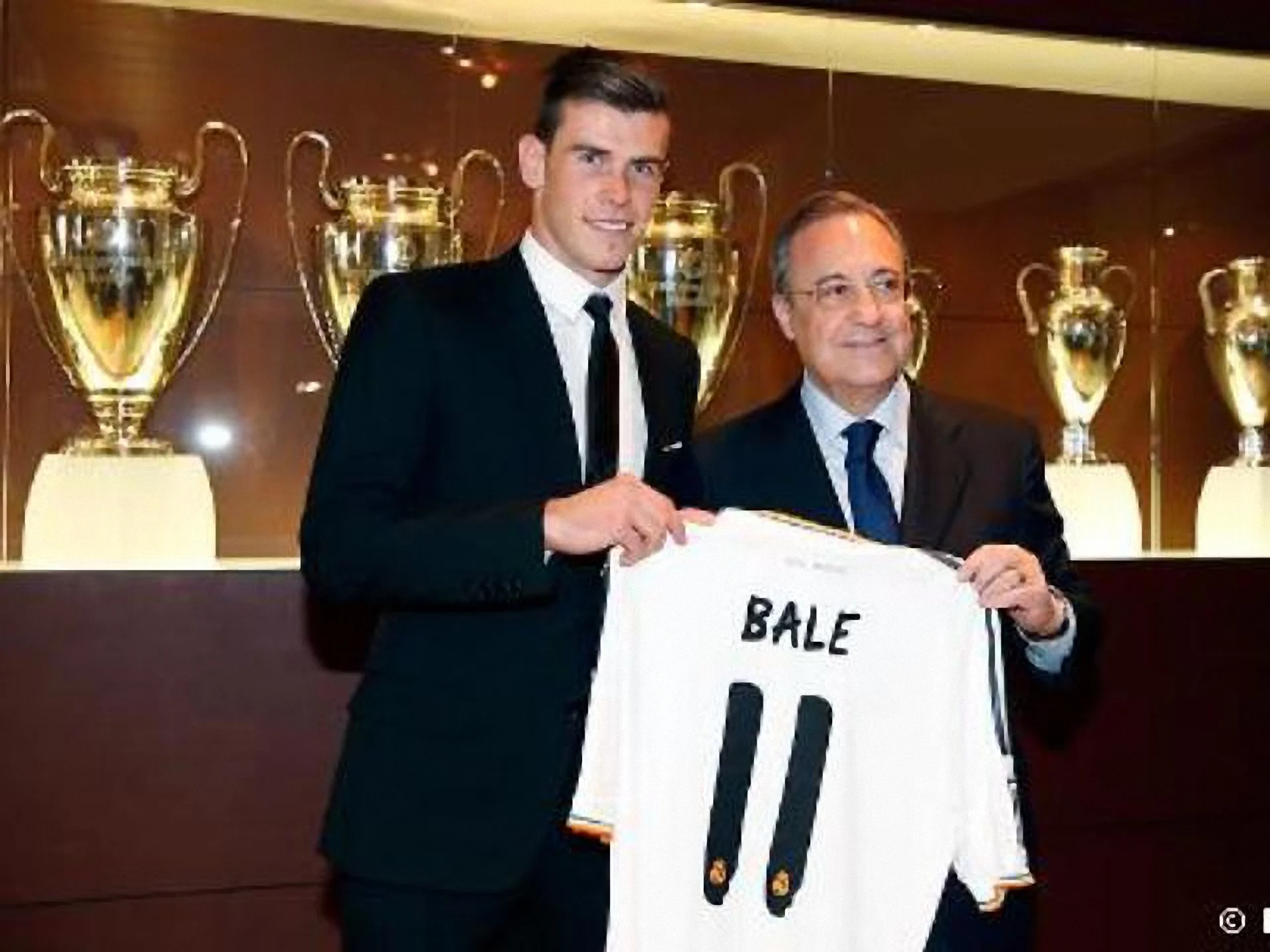 Бейл отримав "11" номер