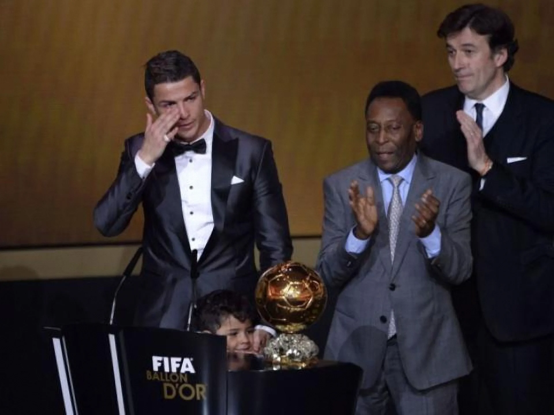 Кріштіану Роналду і його сльози після вручення нагороди