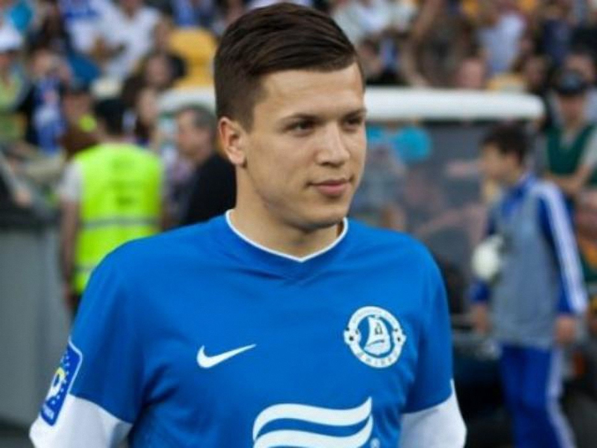 Женя пакує валізи?