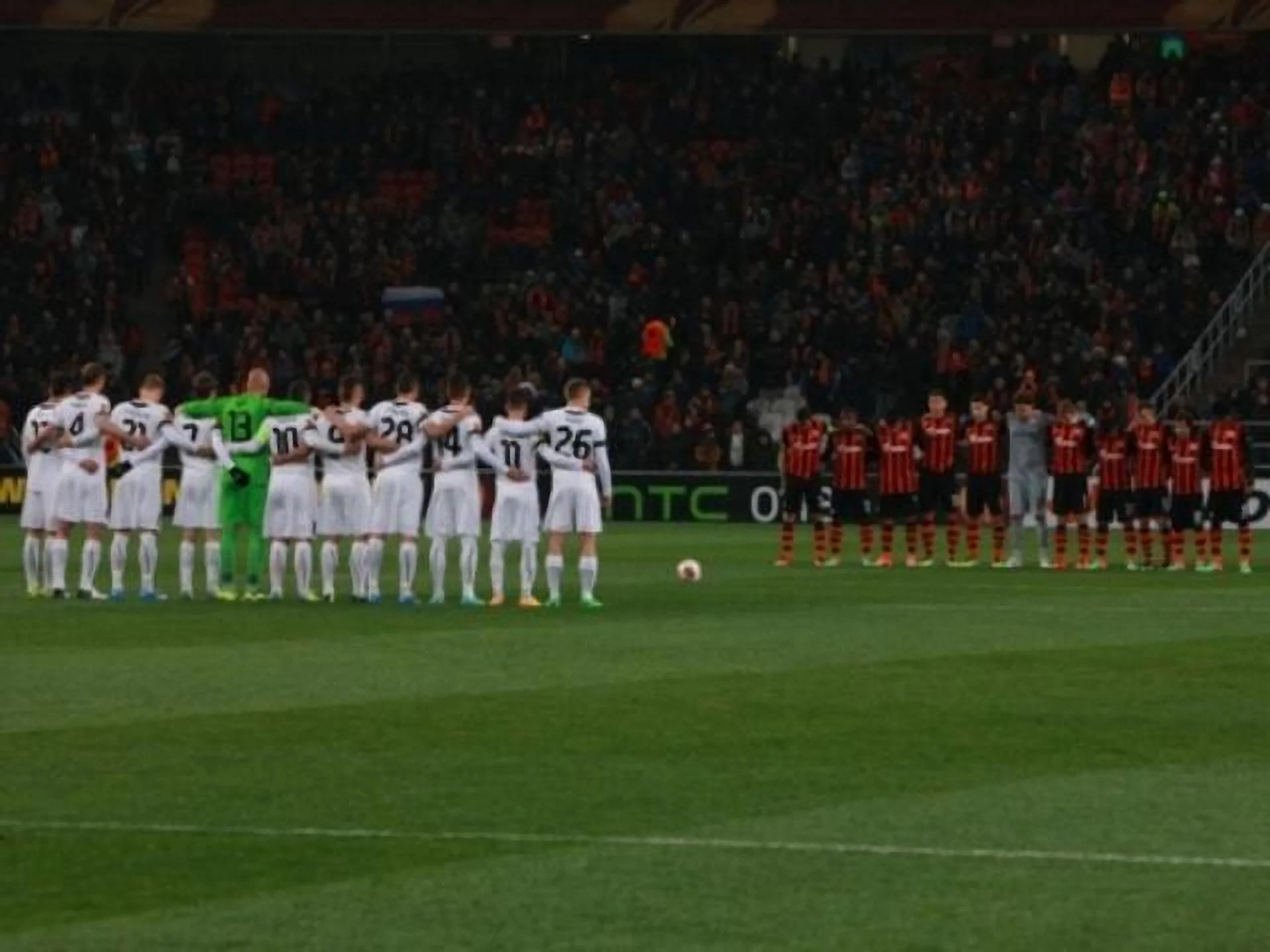 Футболісти перед матчем співчували загиблим