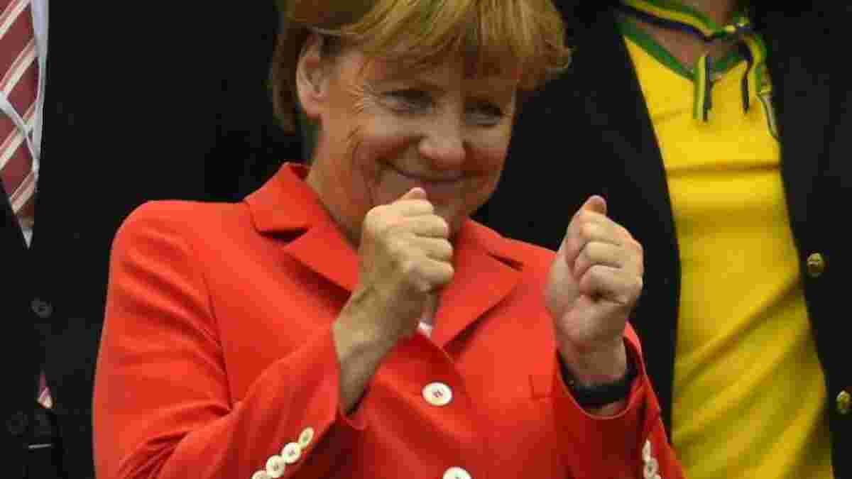 Меркель знову зайшла у роздягальню до напівголих переможців