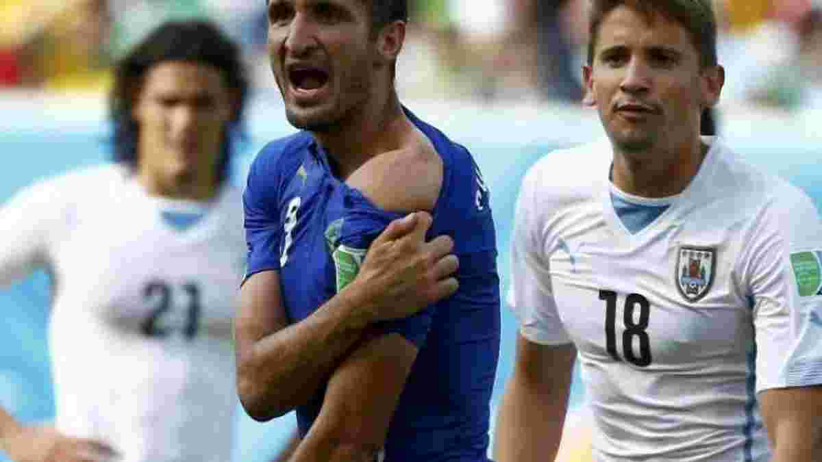 Суарес проти Італії повторив трюк з укусом - буде дискваліфікація? GIF