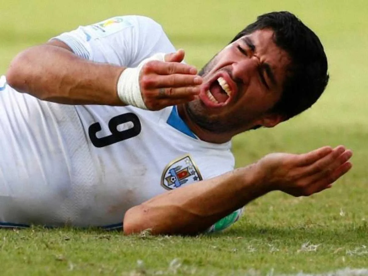 Суарес не забил, но покусал