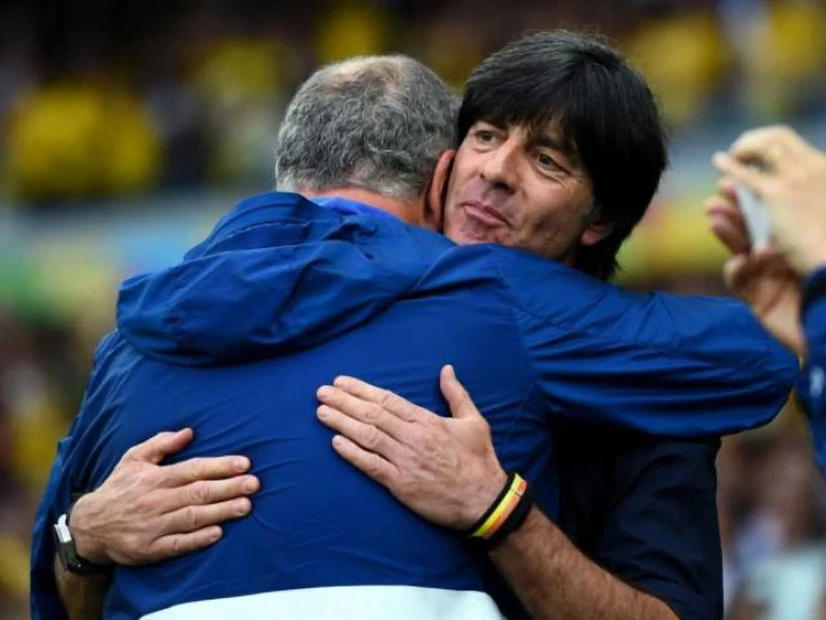 Сколарі ніби шукає втіхи на плечі Льова, хоча фото ще до матчу