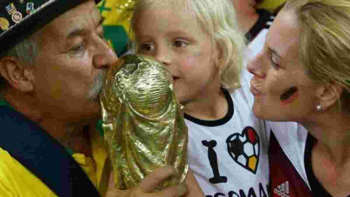 Найпалкіший фан збірної Бразилії передав кубок світу німцям