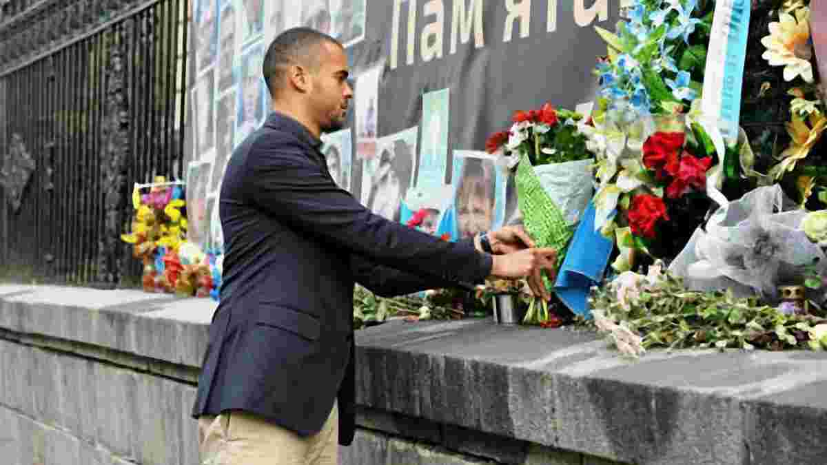 "Легия" возложила цветы к мемориалу погибшим на Майдане. ФОТО