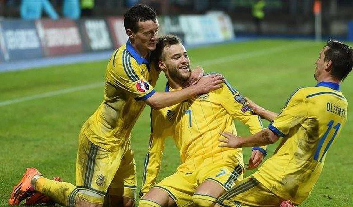 Андрій Ярмоленко (в центрі) – автор хет-трику у ворота люксембуржців.