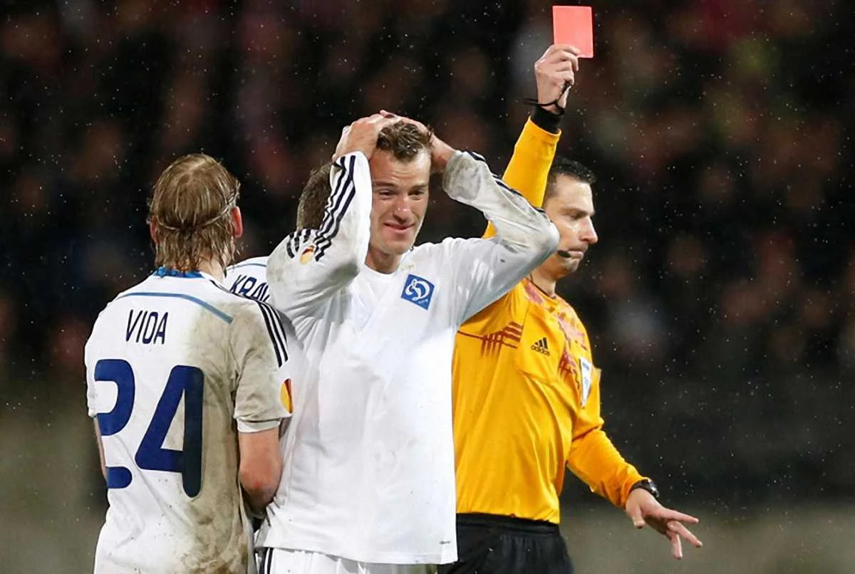 Андрій Ярмоленко отримує червону картку.