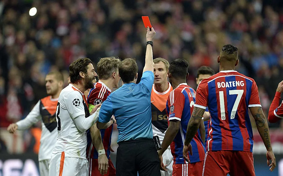 Червона картка Олександру Кучеру – переломний момент у грі "Баварія"–"Шахтар". 