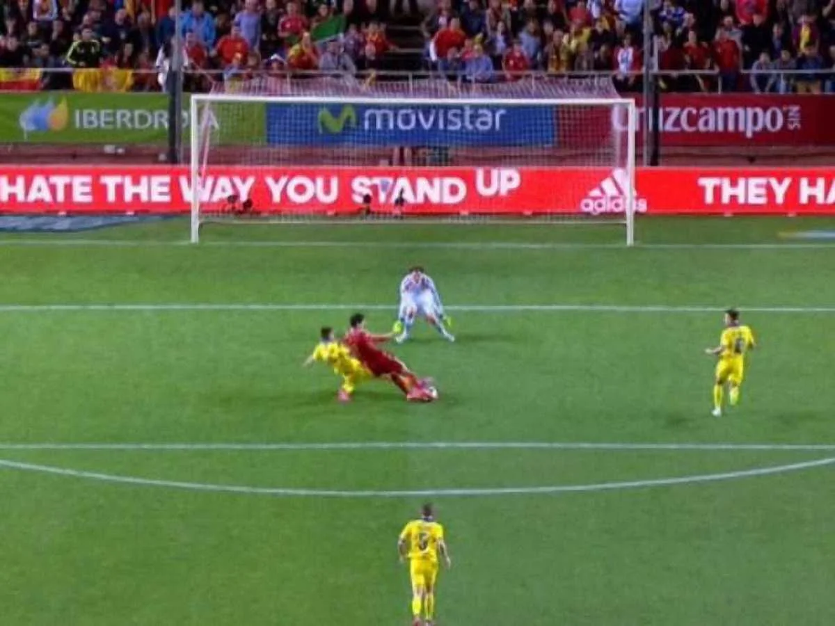 Мората забивает гол