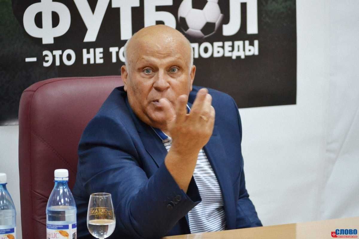 Фото до новини: Упеелівські фішки. У Голландії вважають, що Кварцяний - селянин, а не тренер
