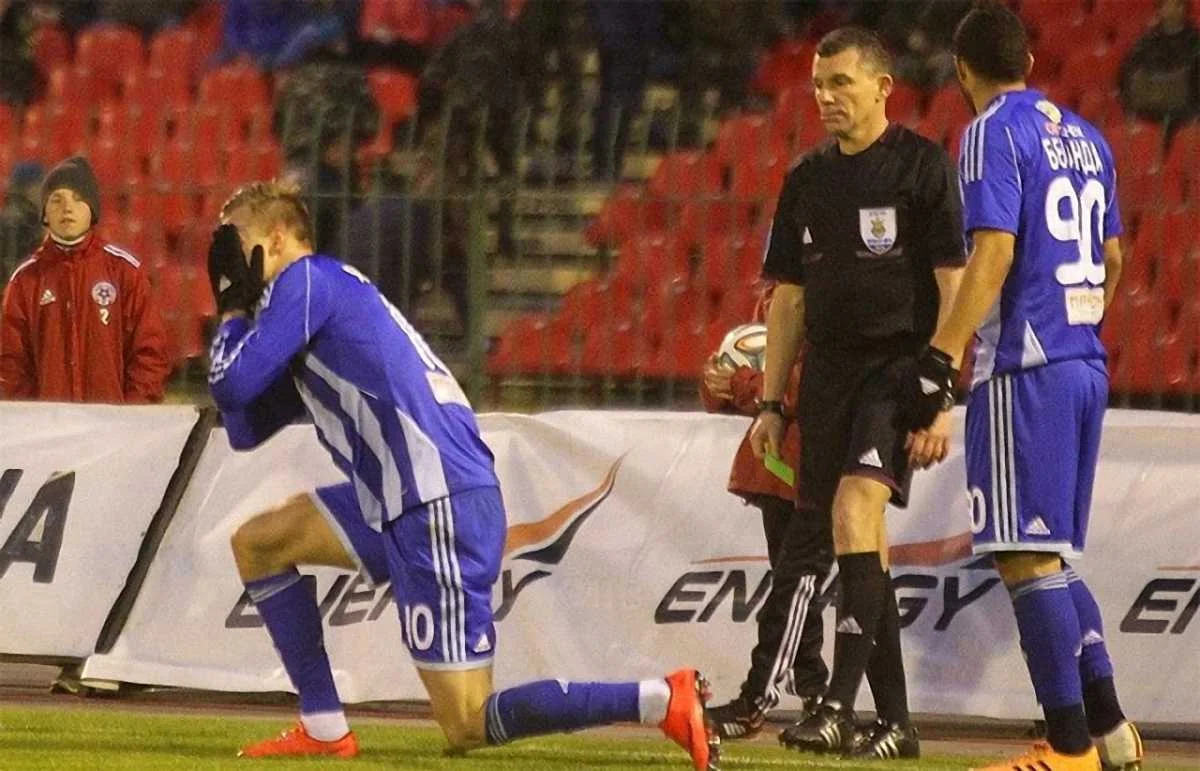 Швецов наказывает Ярмоленко "горчичником"