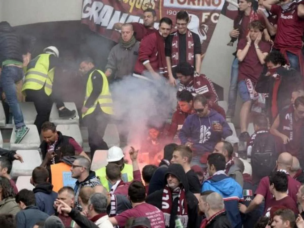 Тифози "Юве" бросили петарду в сектор "Торо"
