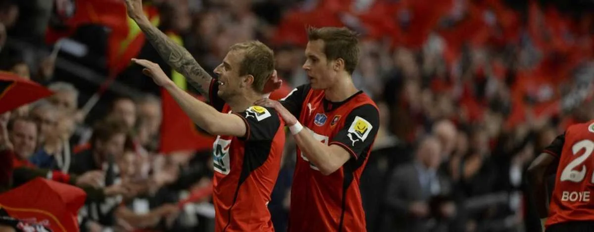 Фото к новости: Великолепным ударом игрок "Ренна" перебросил голкипера (ВИДЕО)