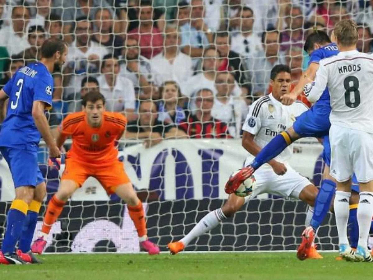 Мората забивает свой гол