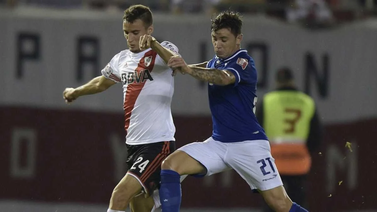 Фото к новости: Защитник "Ривер Плейт" остроумно разобрался с соперником (ВИДЕО)