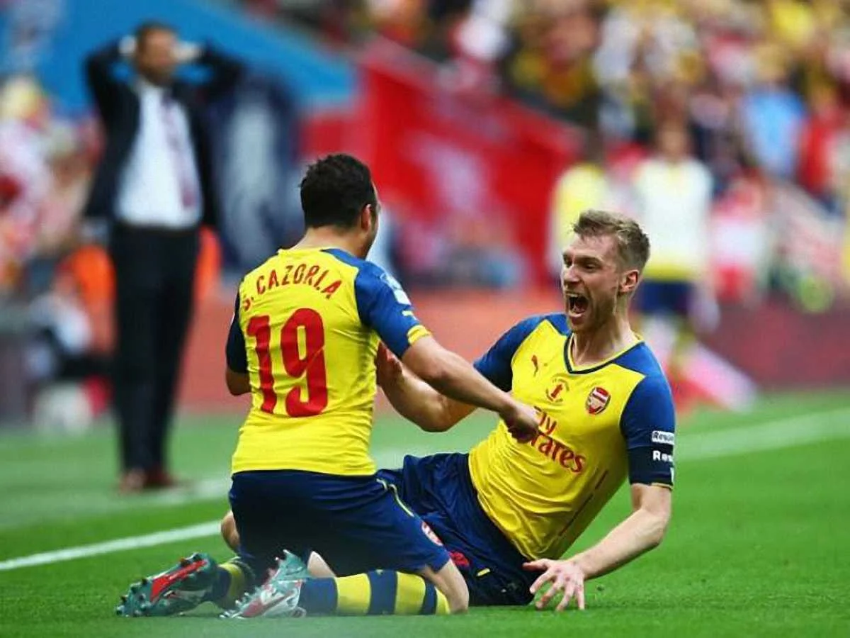 Касорла и Мертезакер празднуют третий гол