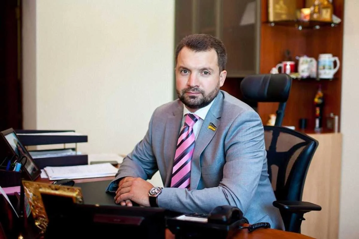 Денис Манів