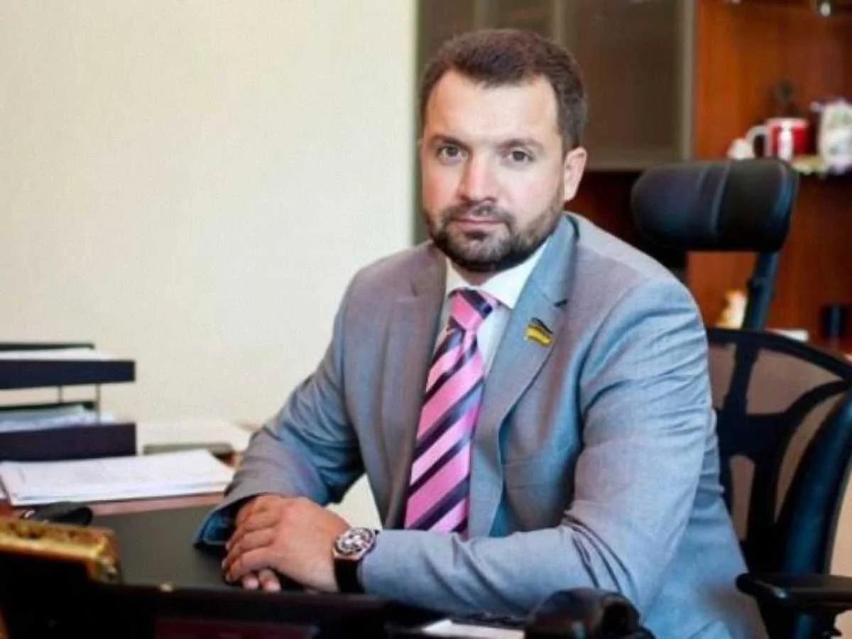 Денис Манів