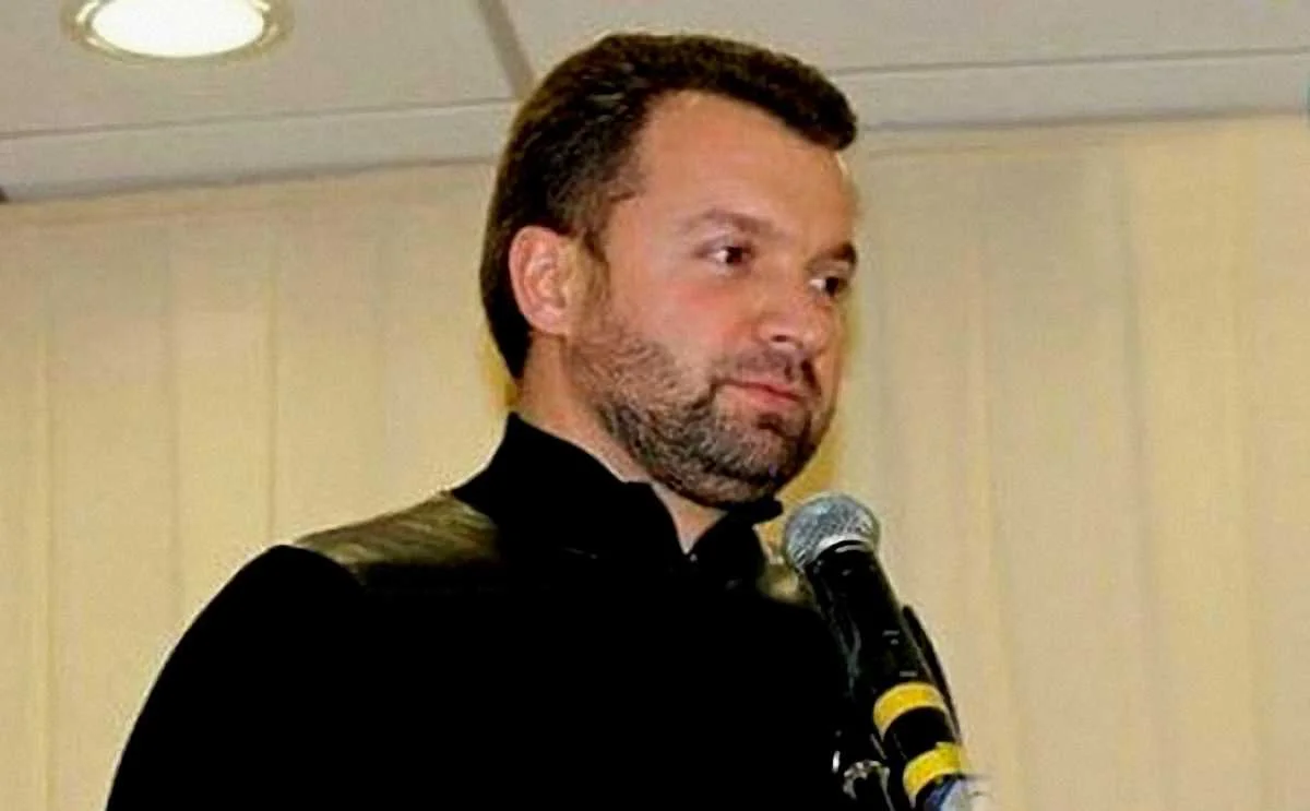 Денис Манив