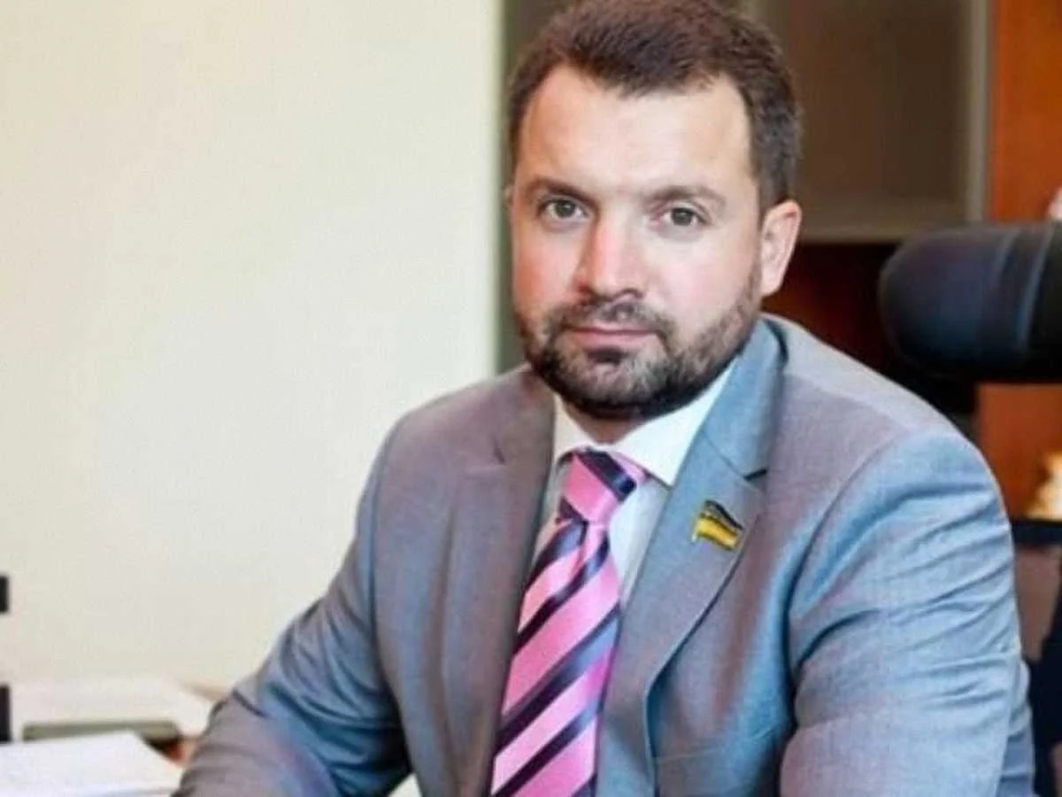 Денис Манів