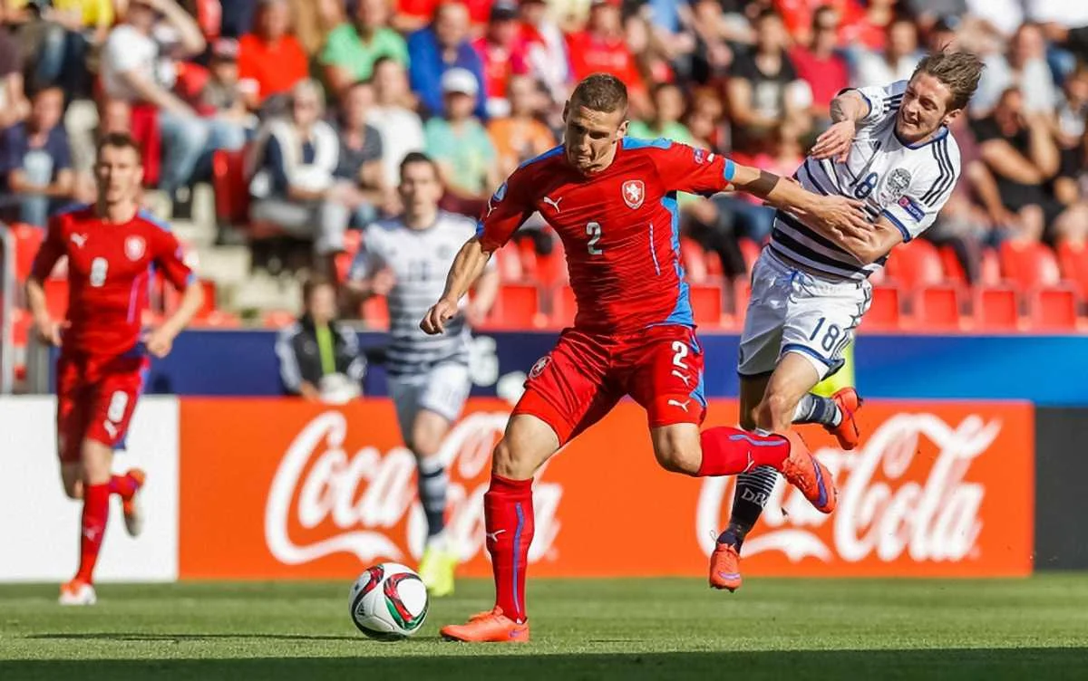 Кадержабек забив першим (зліва)