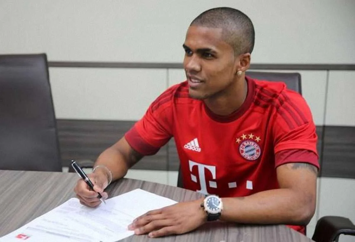 Дуглас Коста немного "покраснел"